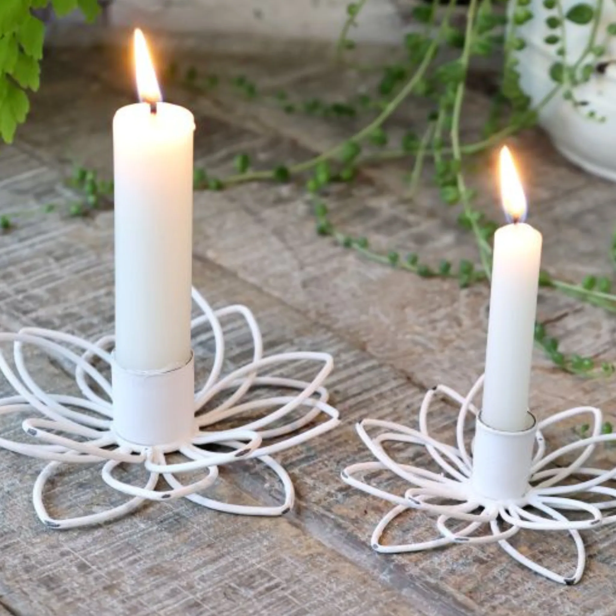 Chic Antique lysestage blomst - Hvid antique - 2 størrelser