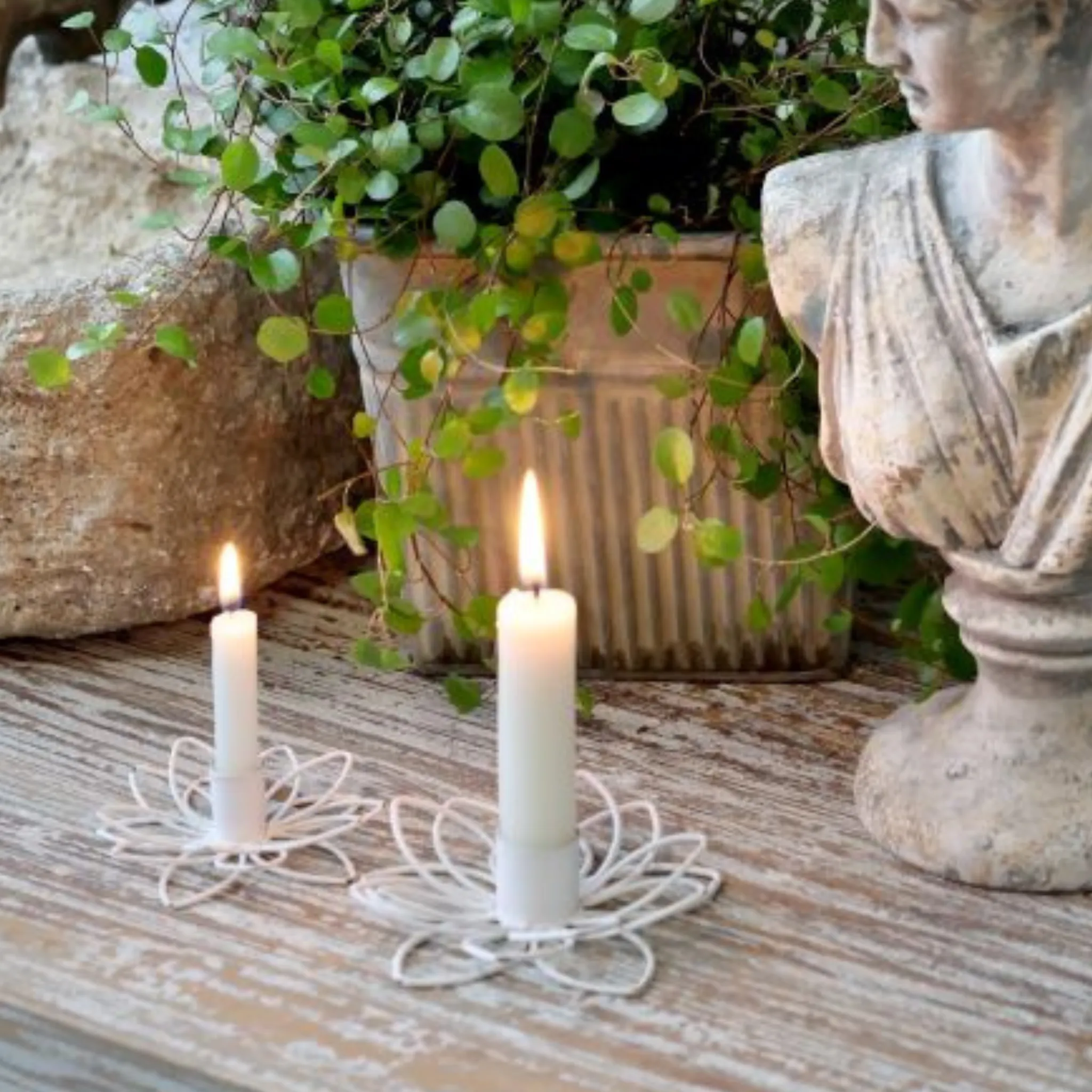 Chic Antique lysestage blomst - Hvid antique - 2 størrelser