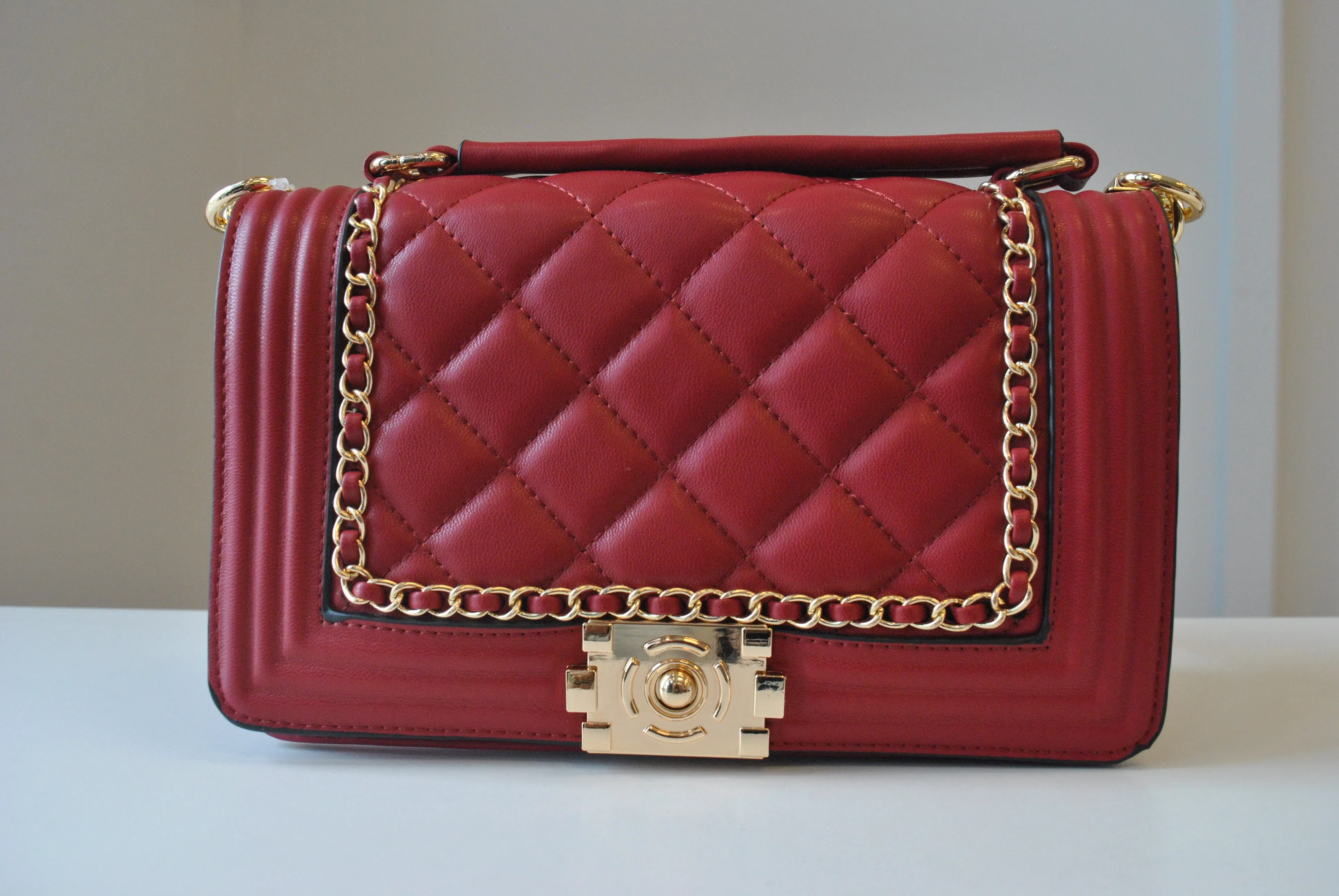 DEEP RED COLOR GUILTED CROSSBODY BAG WITH GOLD CHAIN