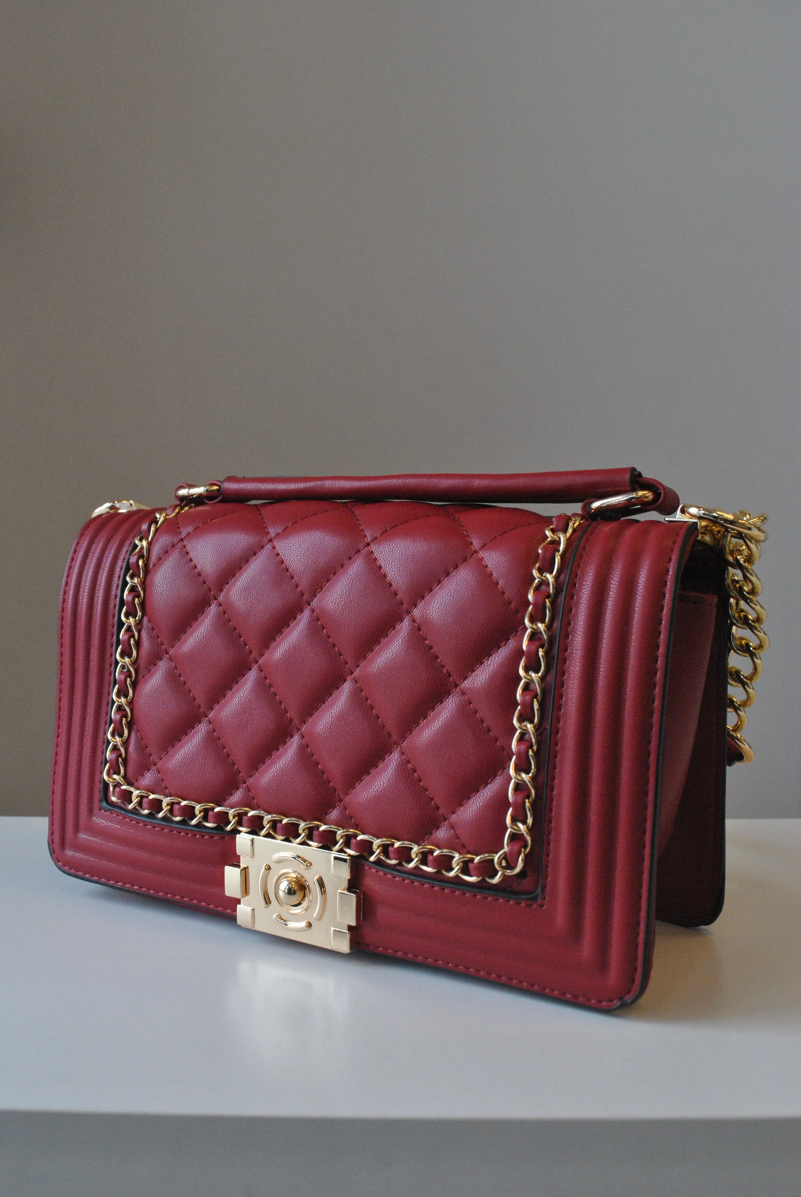 DEEP RED COLOR GUILTED CROSSBODY BAG WITH GOLD CHAIN