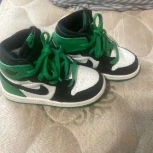 Jordan 1 retro green black and white