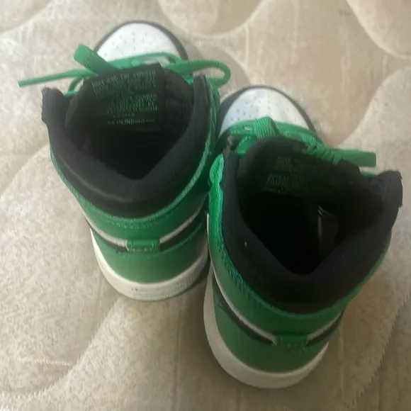 Jordan 1 retro green black and white