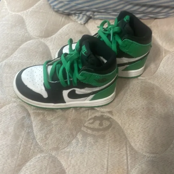 Jordan 1 retro green black and white