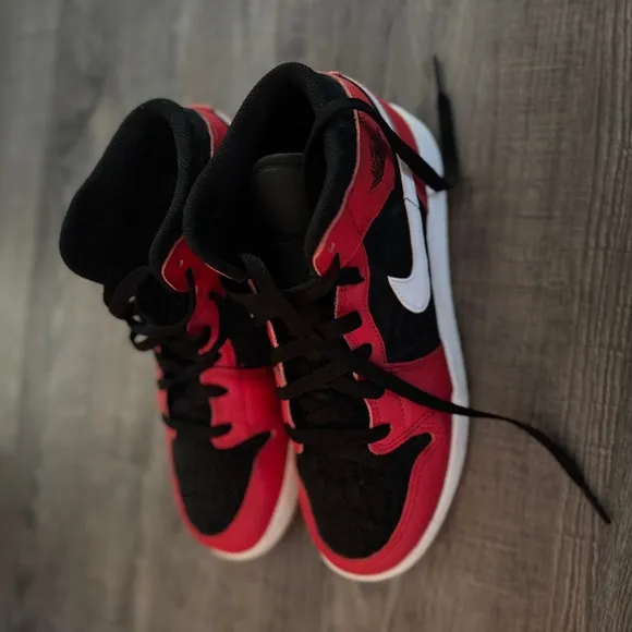 Jordan Retro 1 Black/White/Red