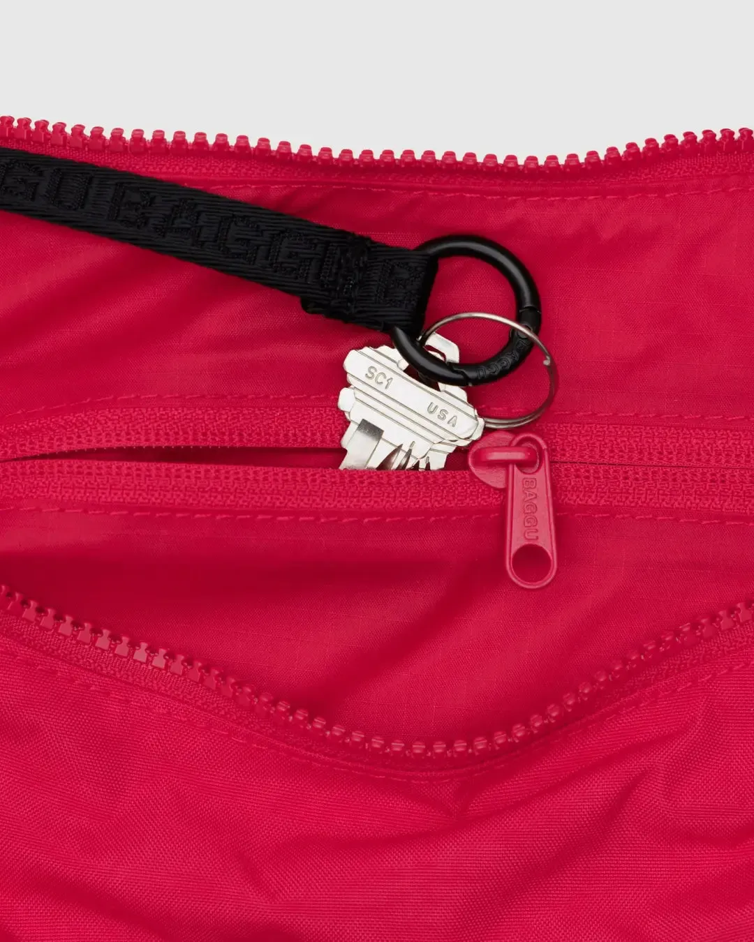 Medium Nylon Crescent Bag Candy Apple | Baggu