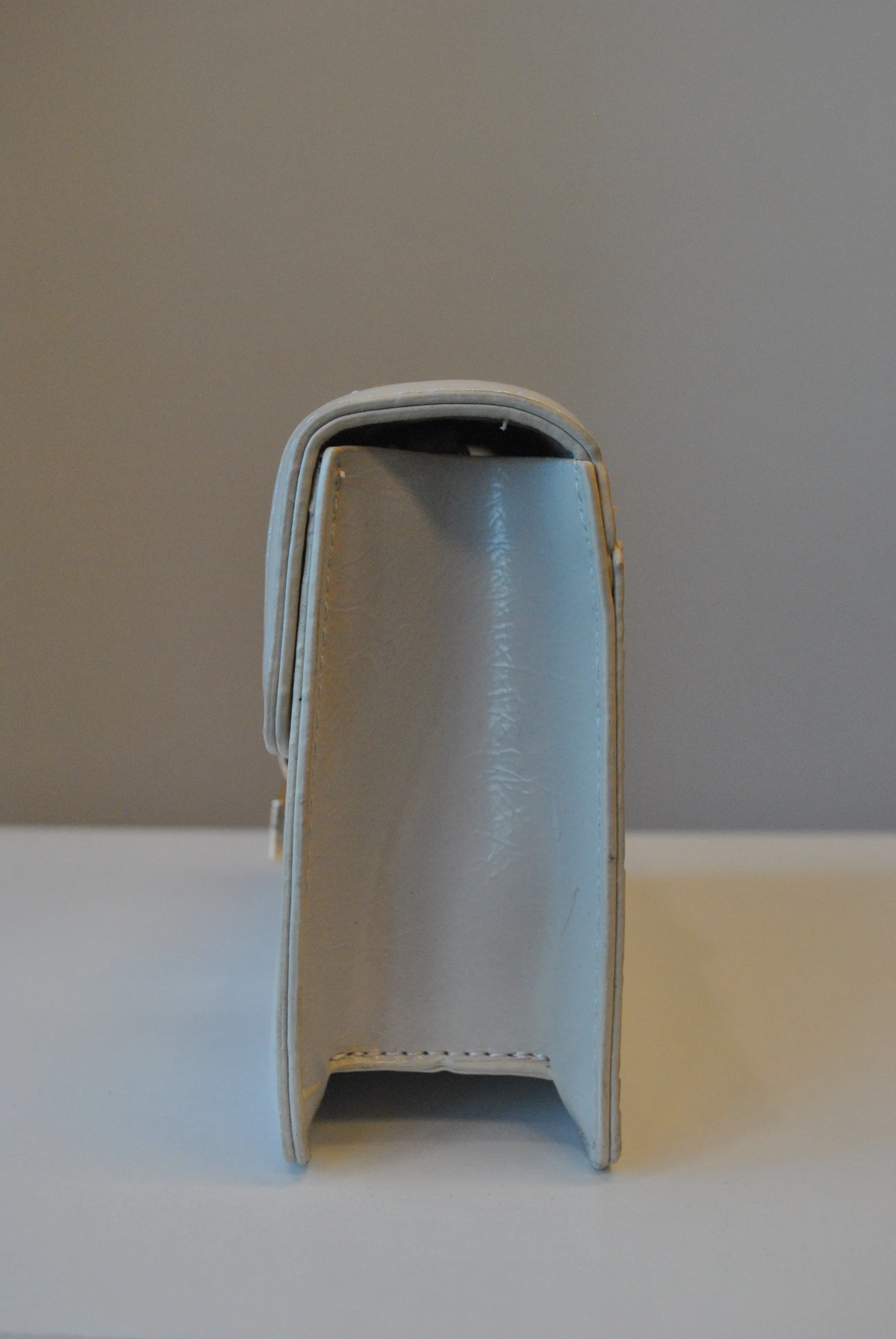 SMALL LIGHT BEIGE CROSSBODY BAG WITH GOLD CHAIN