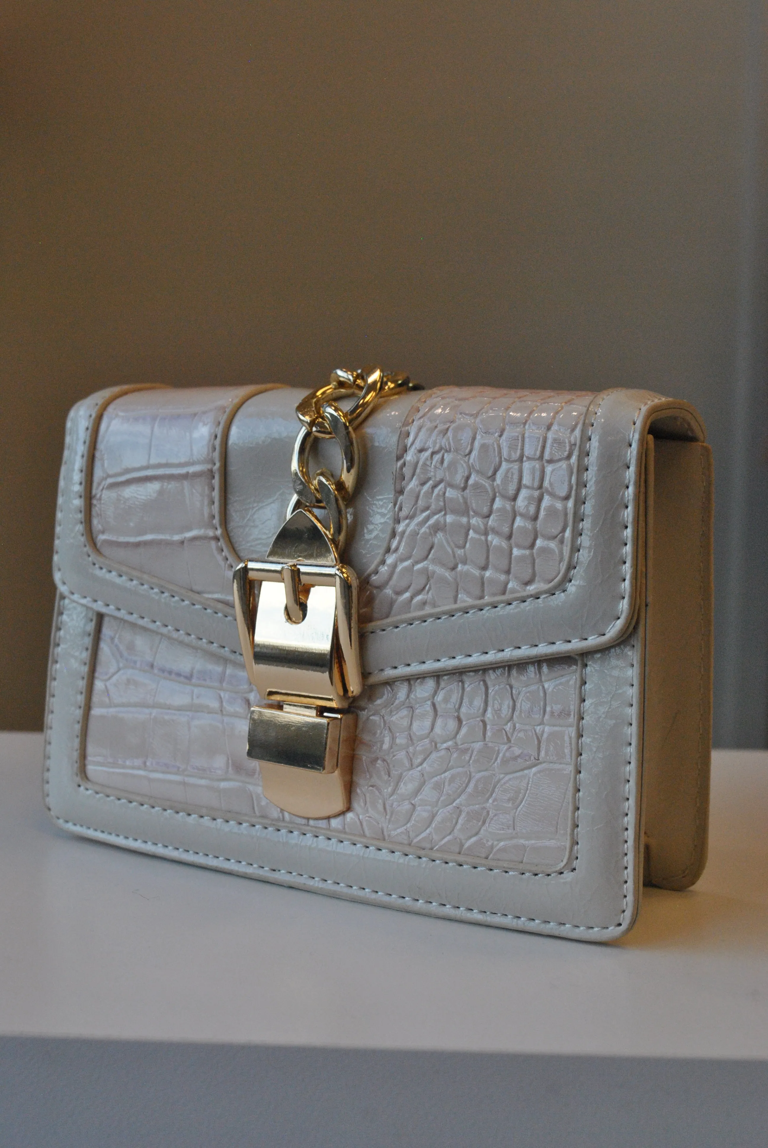 SMALL LIGHT BEIGE CROSSBODY BAG WITH GOLD CHAIN