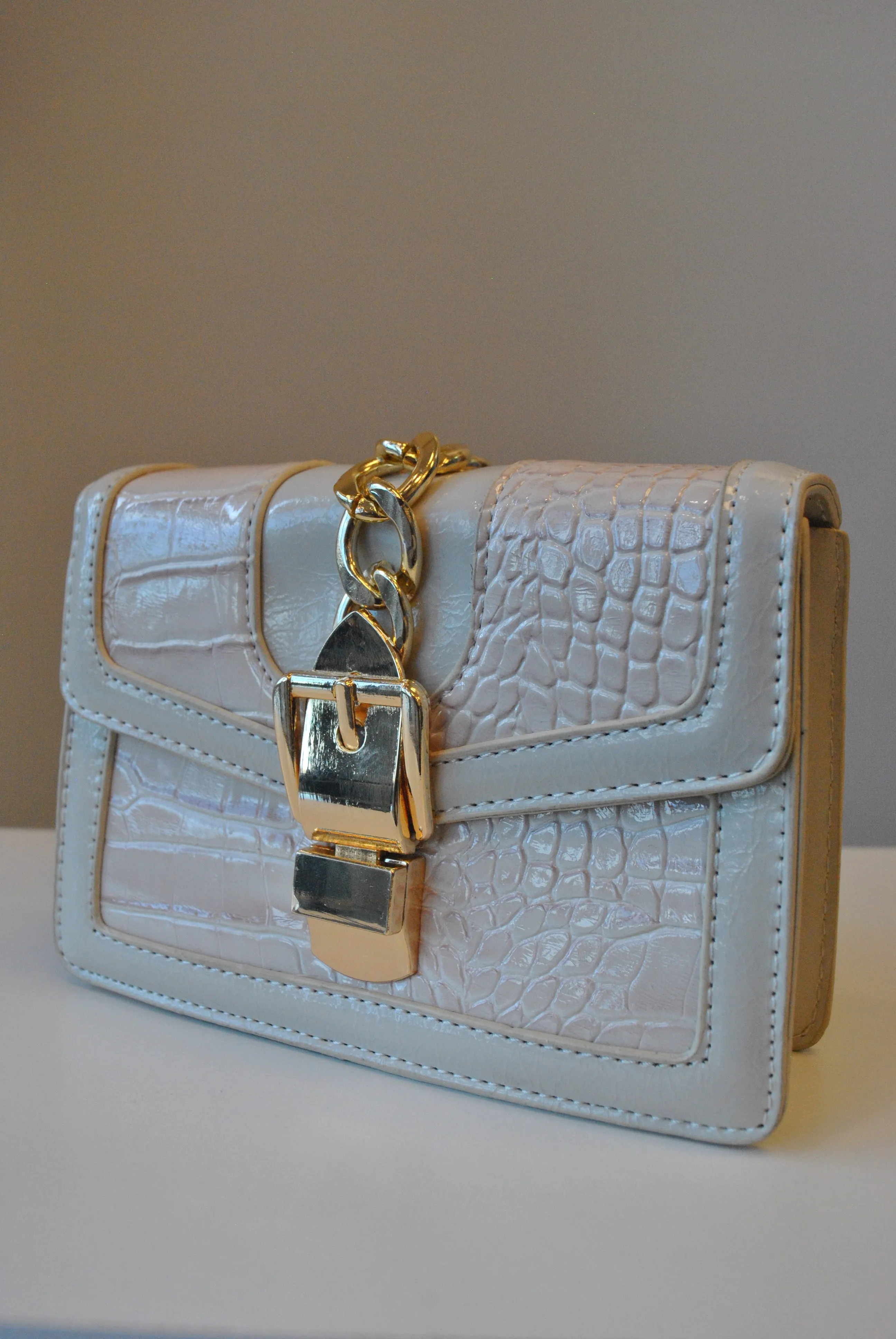 SMALL LIGHT BEIGE CROSSBODY BAG WITH GOLD CHAIN
