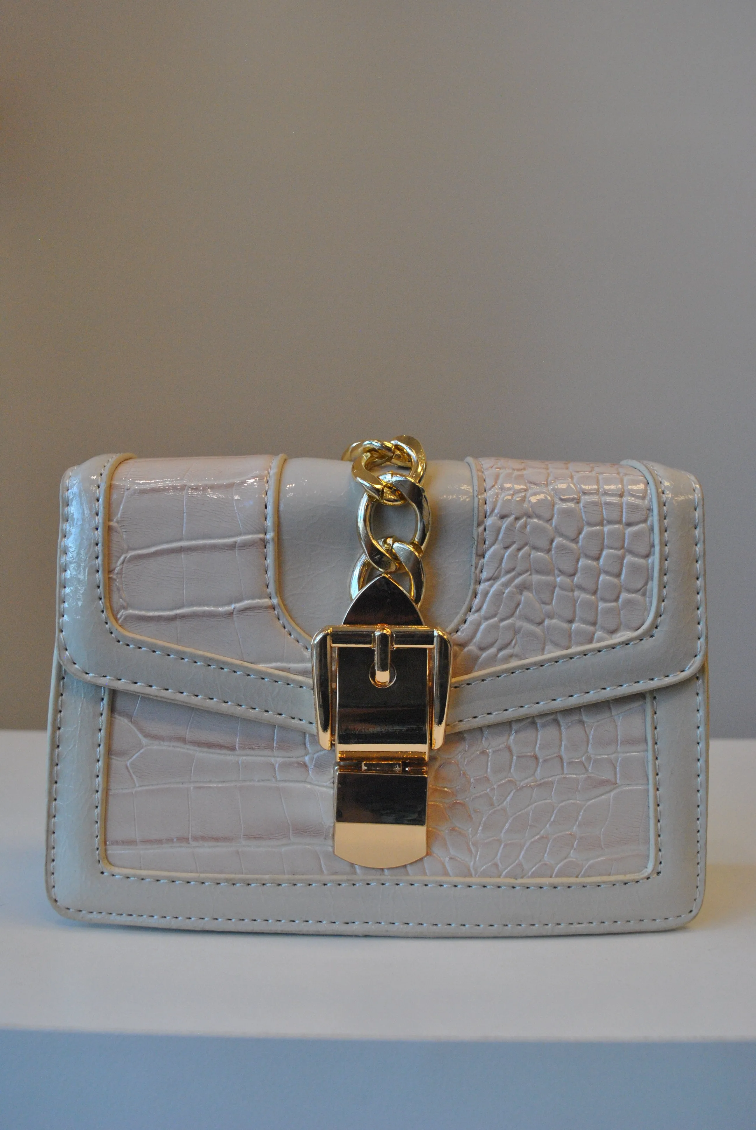 SMALL LIGHT BEIGE CROSSBODY BAG WITH GOLD CHAIN