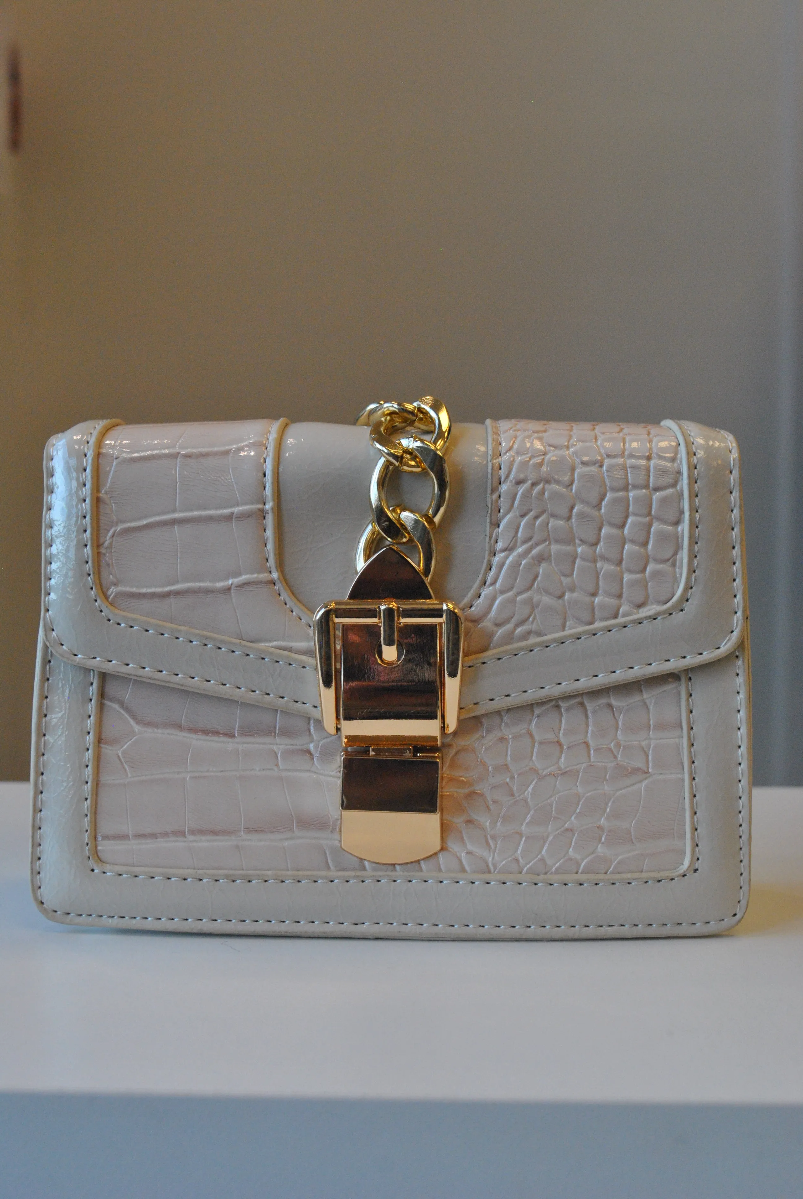 SMALL LIGHT BEIGE CROSSBODY BAG WITH GOLD CHAIN